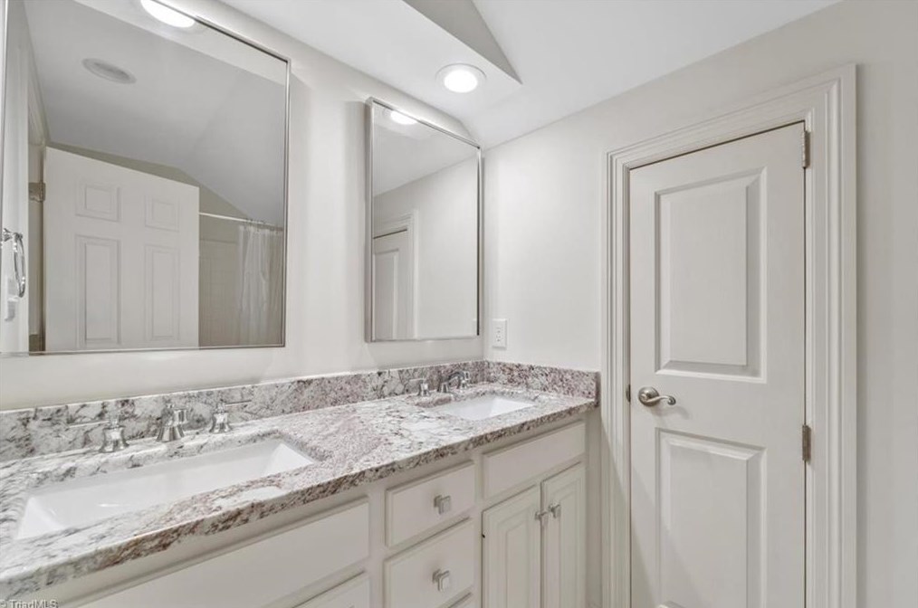 5 Sommerton Ct, Greensboro NC 27408-3847 exterior