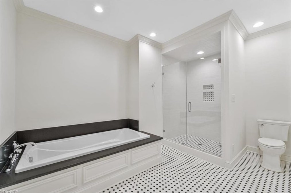 5 Sommerton Ct, Greensboro NC 27408-3847 exterior