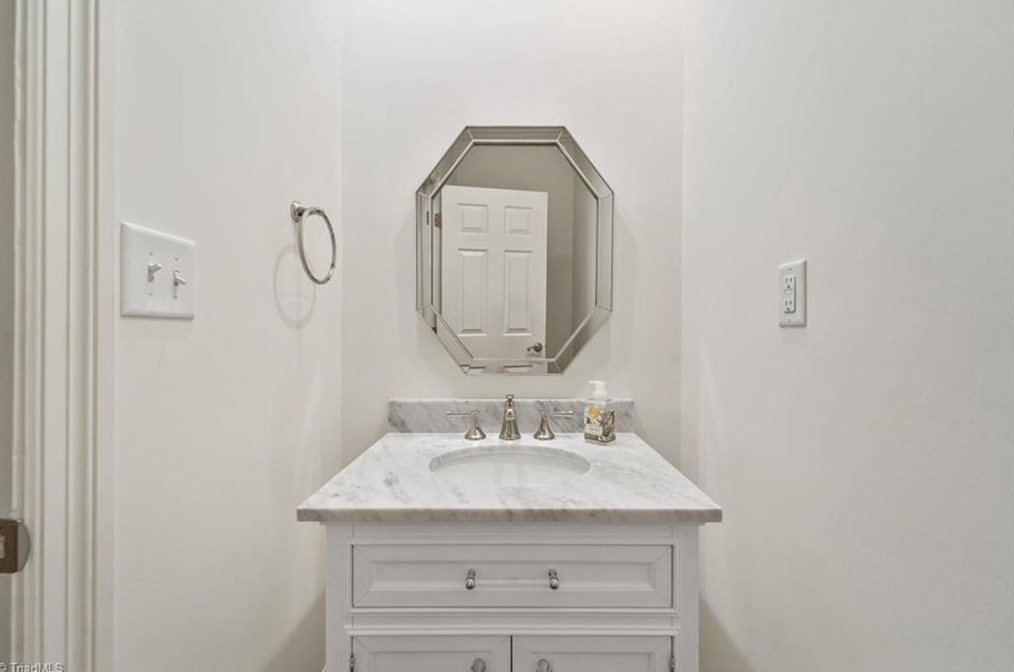 5 Sommerton Ct, Greensboro NC 27408-3847 exterior