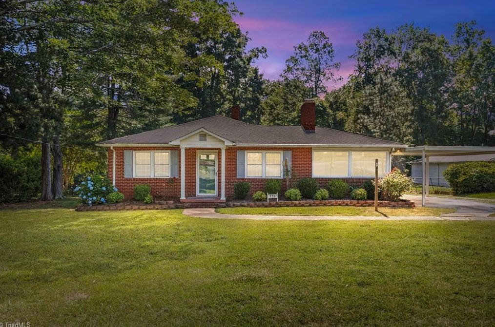 735 Uwharrie St, Asheboro, NC 27203-7658