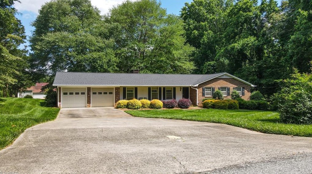 6851 Rollingwood Dr, Clemmons, NC 27012