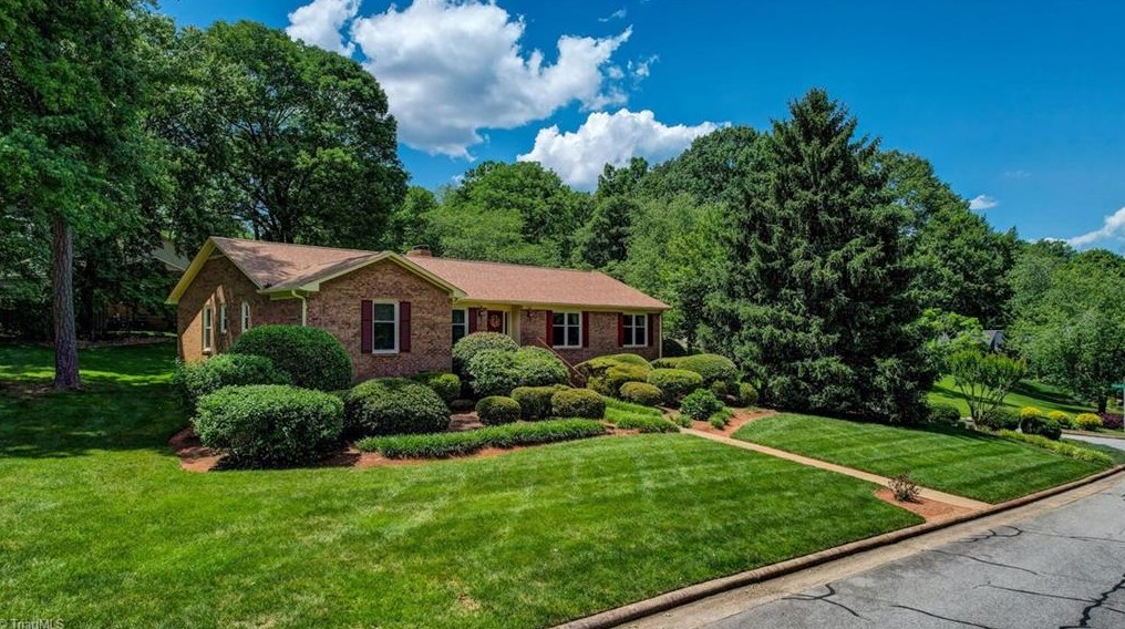 1407 Bearhollow Rd, Greensboro, NC 27410-3611
