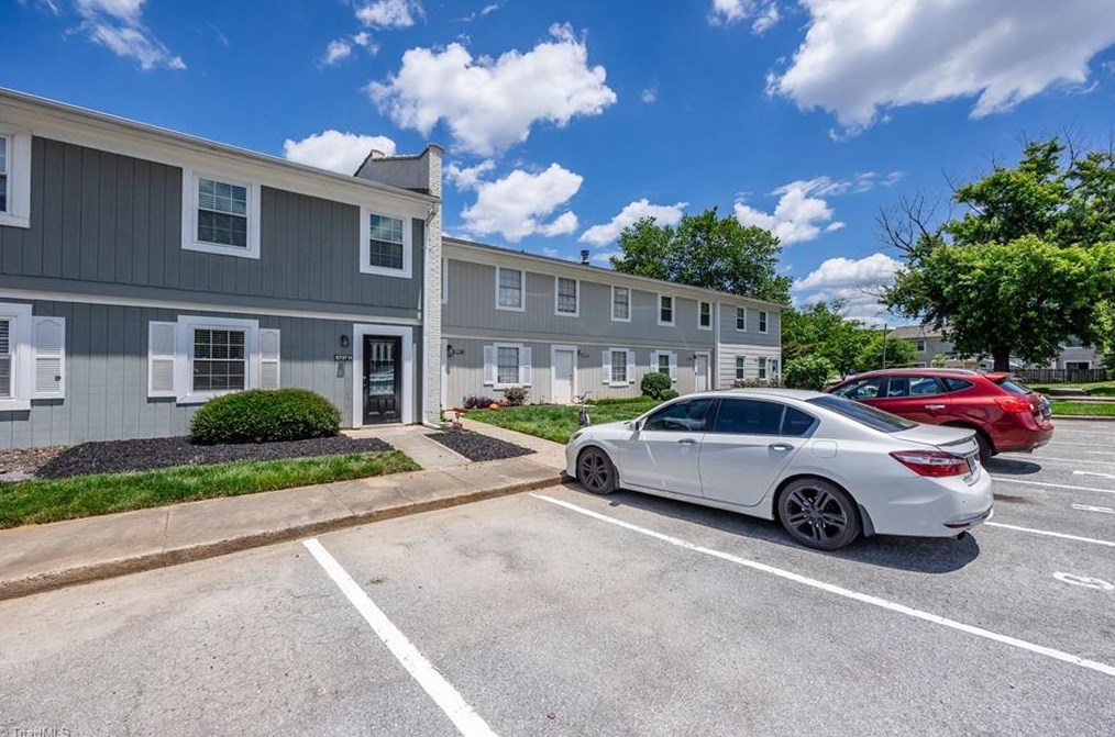 5737 Bramblegate Rd, Greensboro, NC 27409