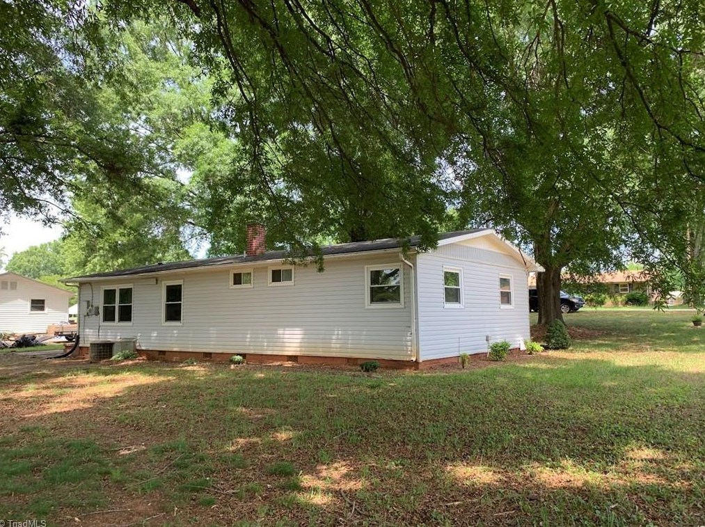 4720 Plata Dr, Winston Salem NC  27101-2234 exterior