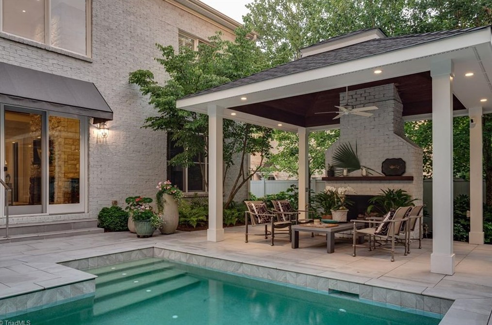 1811 Dalton Rd, Greensboro NC 27408-5825 exterior