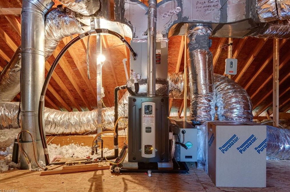 1811 Dalton Rd, Greensboro NC 27408-5825 exterior