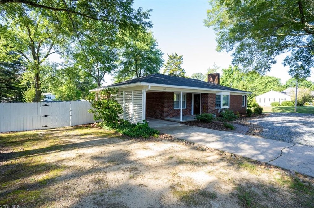 1613 Country Club Dr, High Point, NC 27262-4559