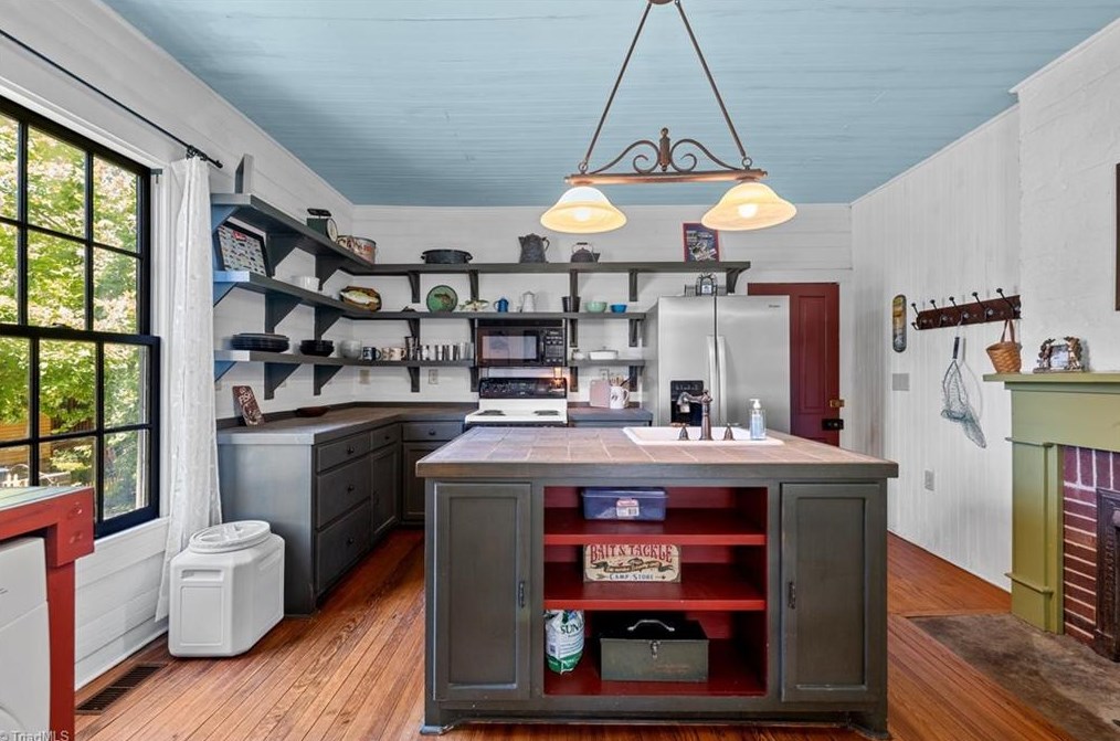 2456 Glencoe St, Burlington NC  27217-8892 exterior