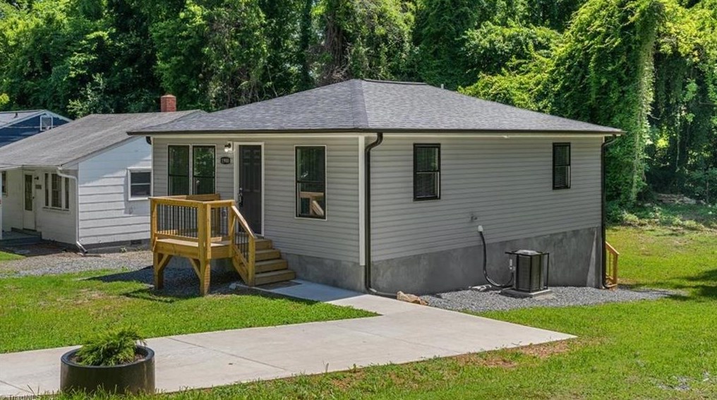 1900 Larkin St, Greensboro, NC 27406-3149