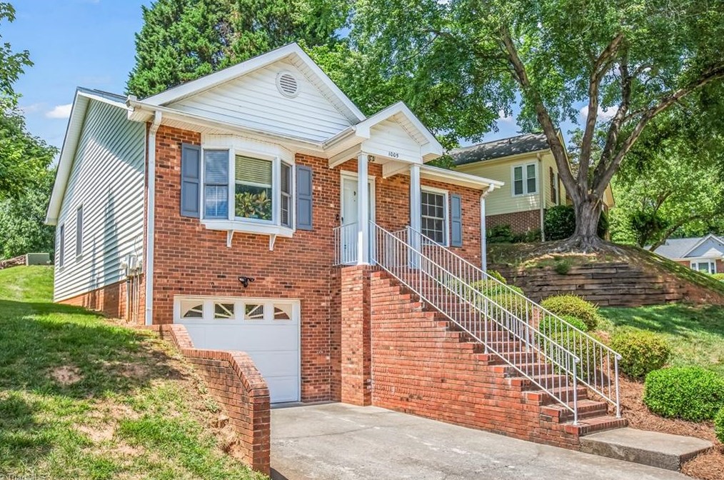 1005 Heatherstone Ct, Winston Salem, NC 27104-3494