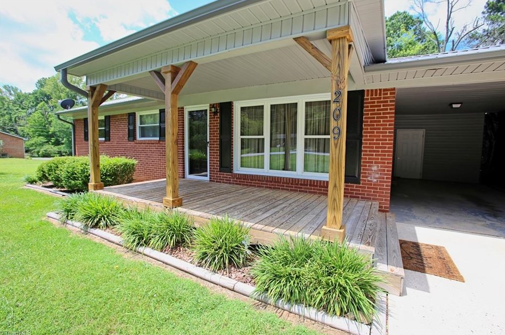 209 Lake Dr, High Point, NC 27263-8402