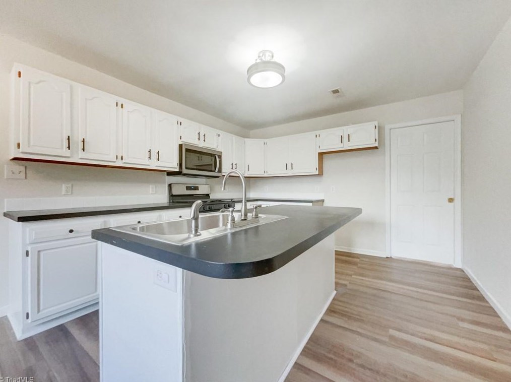 105 Stonburg Rd, Clemmons, NC 27012-8288