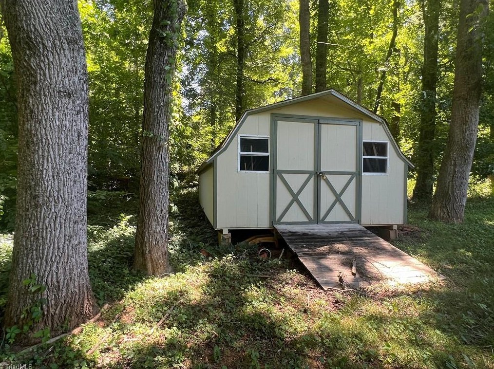 6035 Meadowdale Dr, Winston Salem, NC 27105