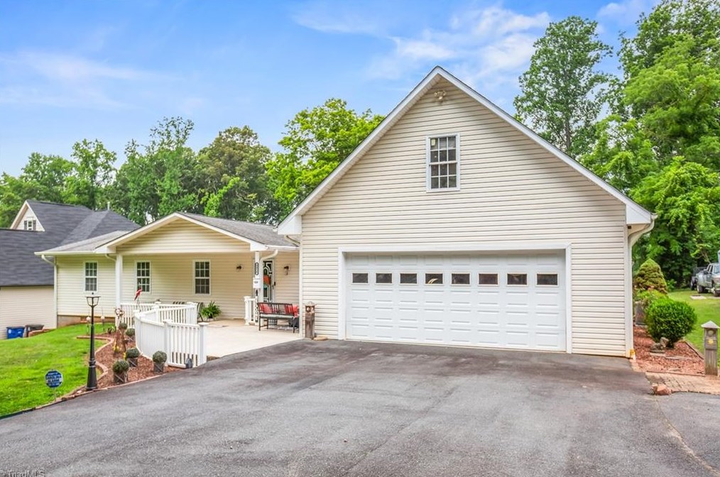 2410 Robinhood Valley Ct, Winston Salem, NC 27106