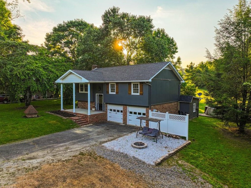 353 Smith Ln, Mount Airy, NC 27030