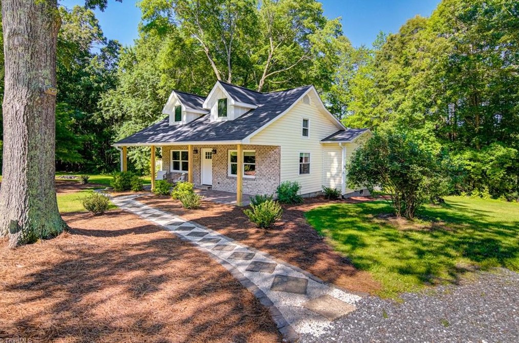8121 Flatrock Rd, Stokesdale, NC 27357