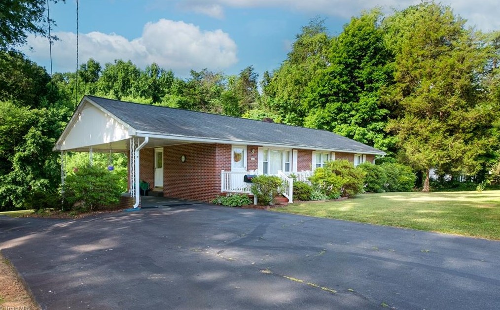 3728 Yadkinville Rd, Winston Salem, NC 27106