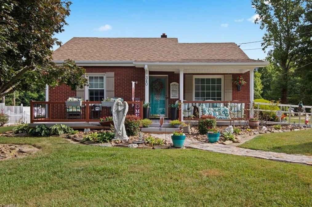 340 W Oakdale St, Mount Airy, NC 27030