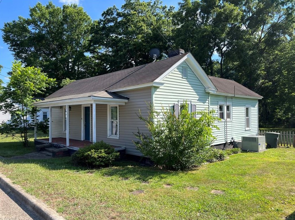 311 Fieldcrest Rd, Eden, NC 27288