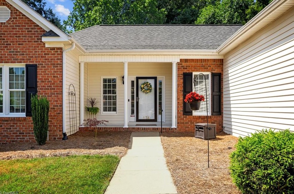 174 Stadium Oaks Dr, Clemmons, NC 27012