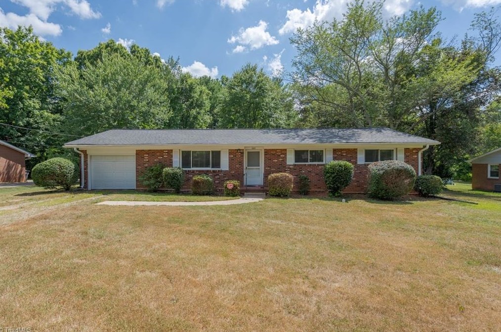 1460 Brookwood Dr, Winston Salem, NC 27106