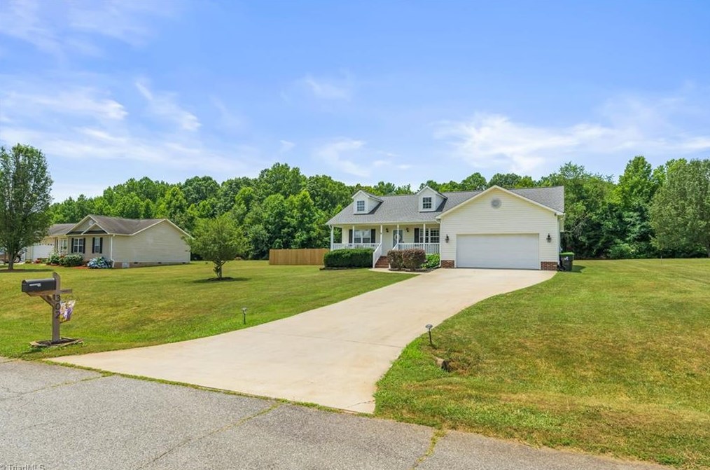 302 Goldenrod Ln, Lexington, NC 27295
