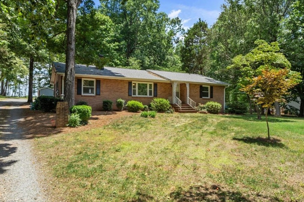 567 S Peace Haven Rd, Winston Salem, NC 27103
