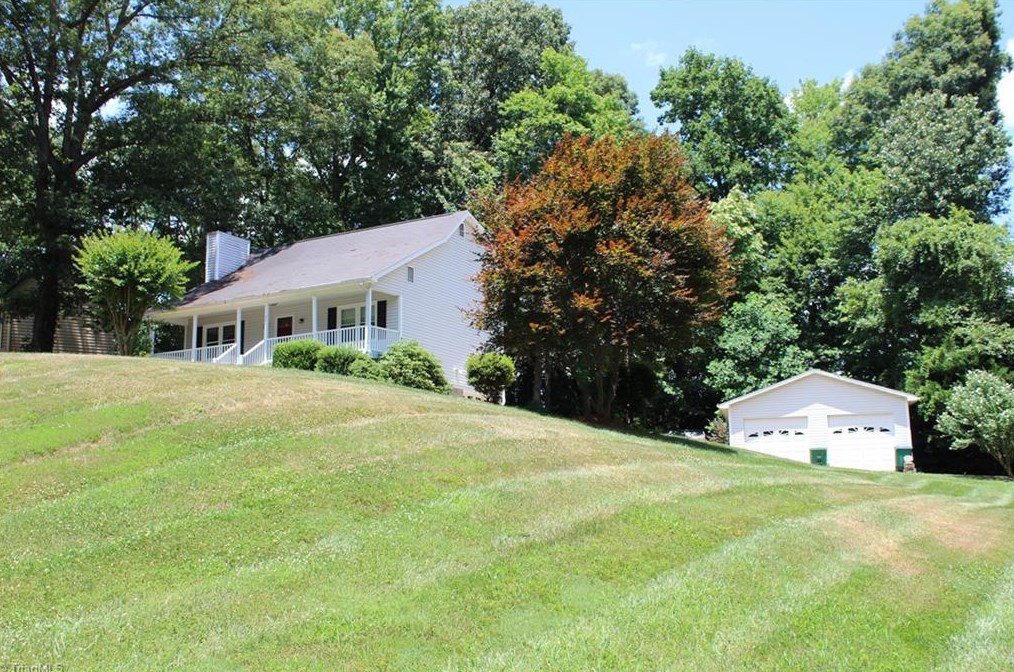 901 Thrushwood Cir, Rural Hall, NC 27045