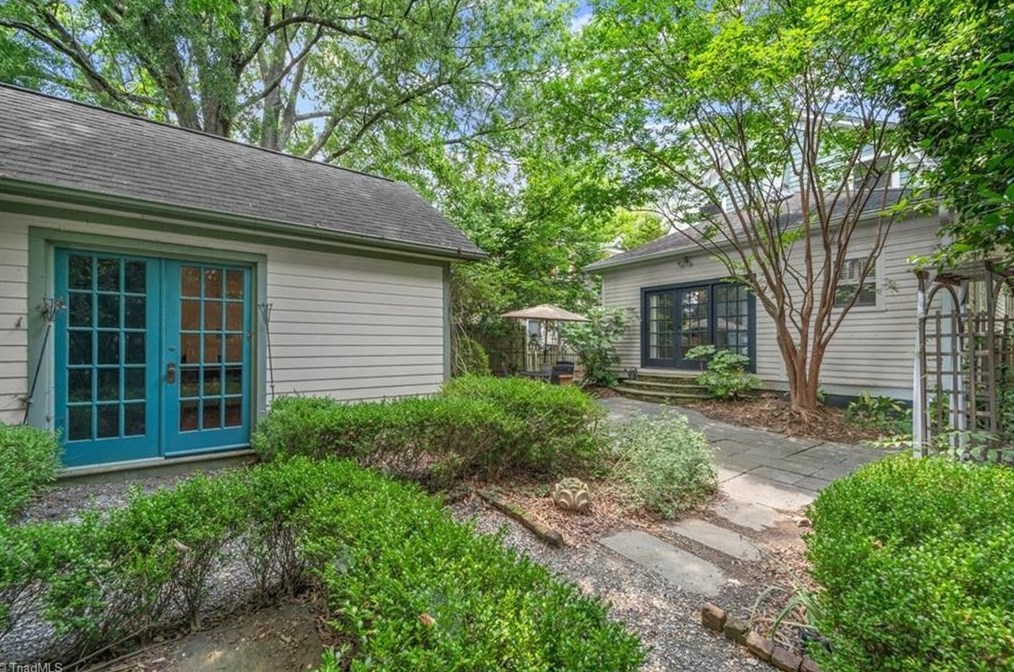 621 Mendenhall St, Greensboro NC 27403-1755 exterior