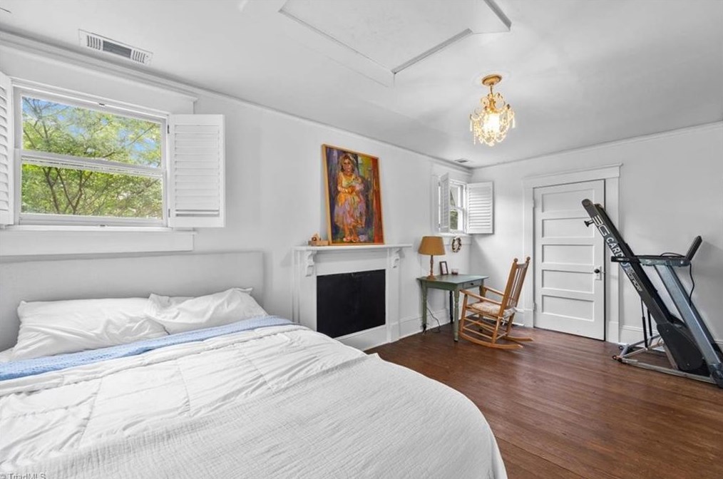 621 Mendenhall St, Greensboro NC 27403-1755 exterior