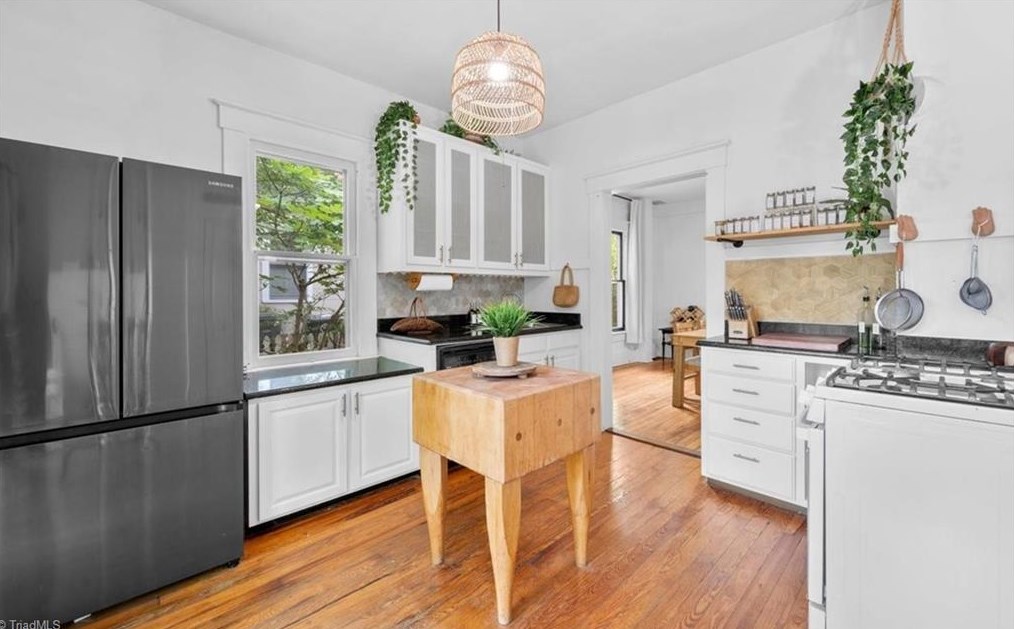 621 Mendenhall St, Greensboro NC 27403-1755 exterior