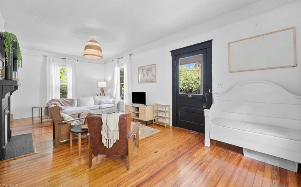 621 Mendenhall St, Greensboro NC 27403-1755 exterior