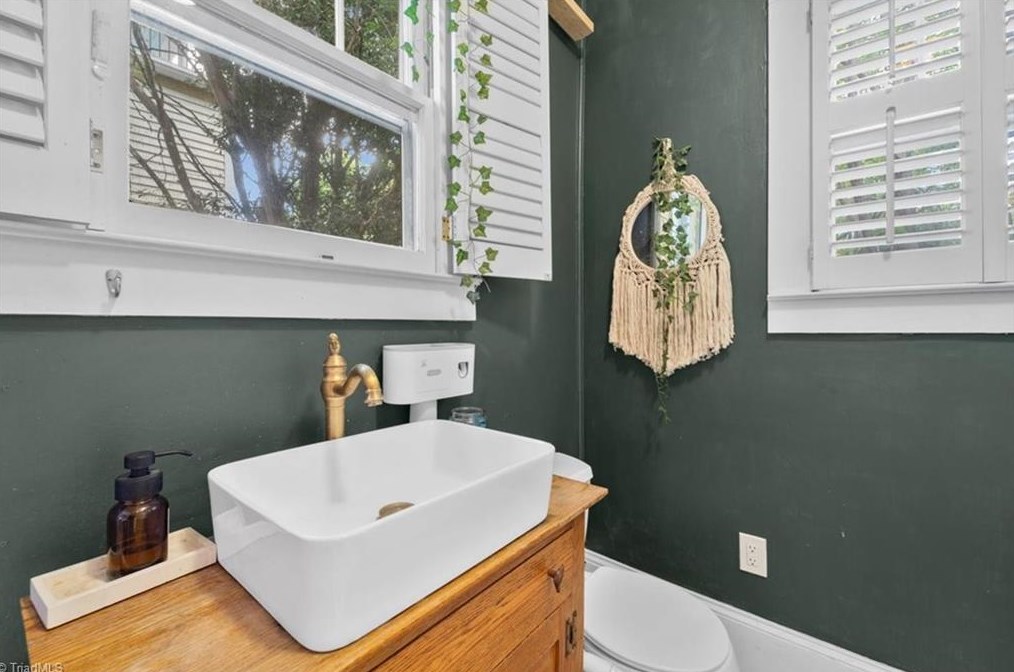 621 Mendenhall St, Greensboro NC 27403-1755 exterior