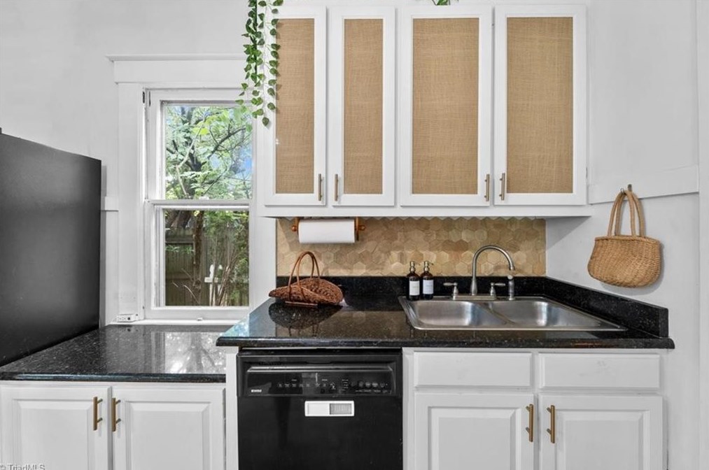 621 Mendenhall St, Greensboro NC 27403-1755 exterior