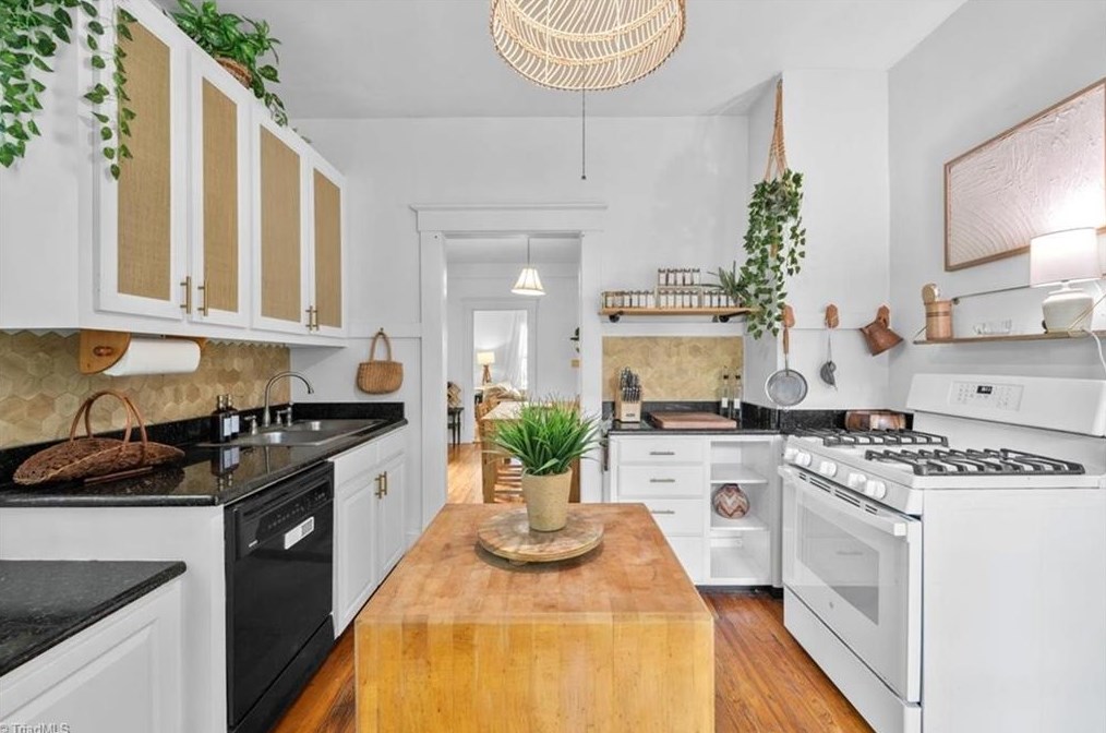 621 Mendenhall St, Greensboro NC 27403-1755 exterior