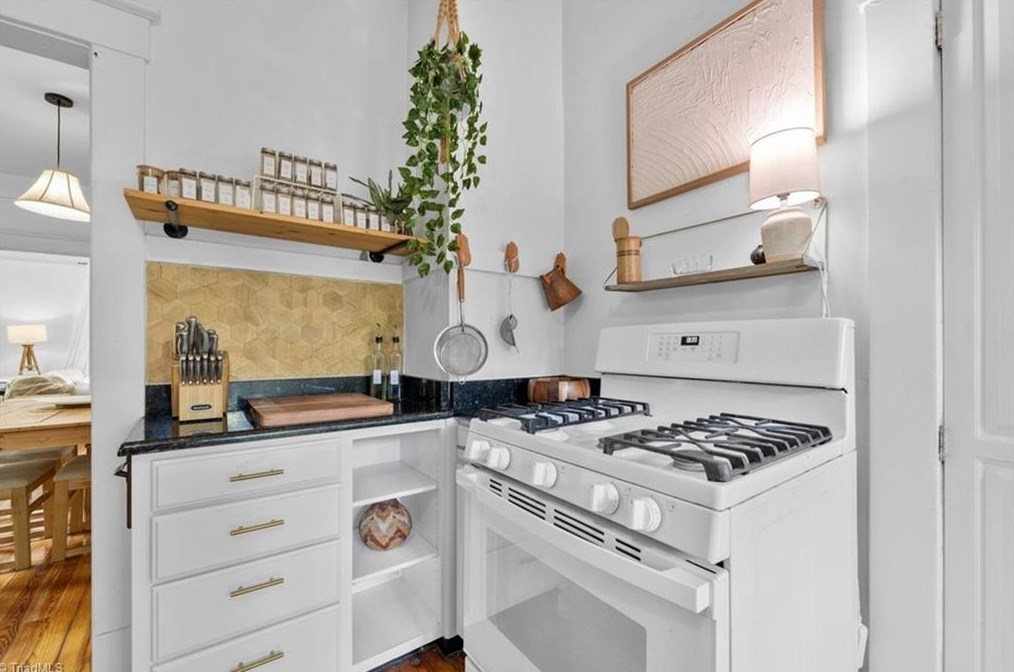 621 Mendenhall St, Greensboro NC 27403-1755 exterior