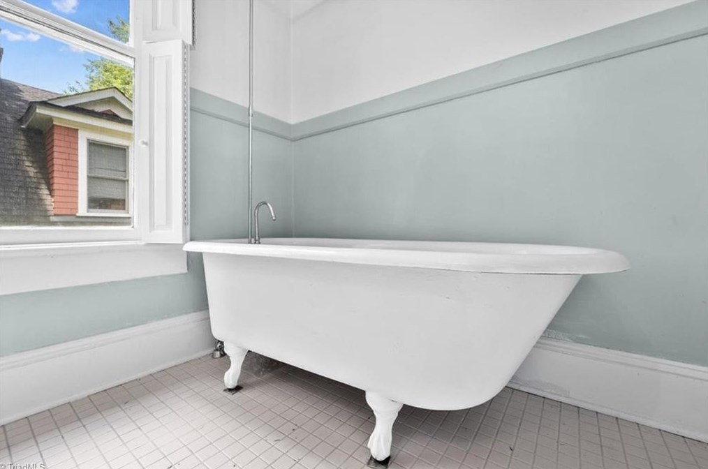 621 Mendenhall St, Greensboro NC 27403-1755 exterior