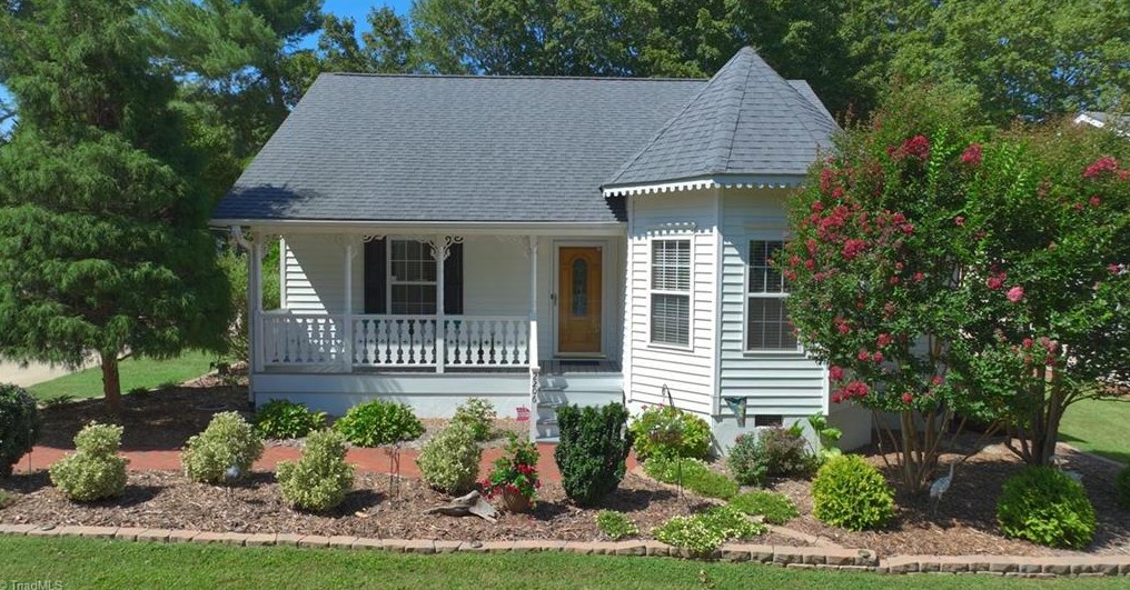 2206 Victoria Village Ln, Winston Salem, NC 27107