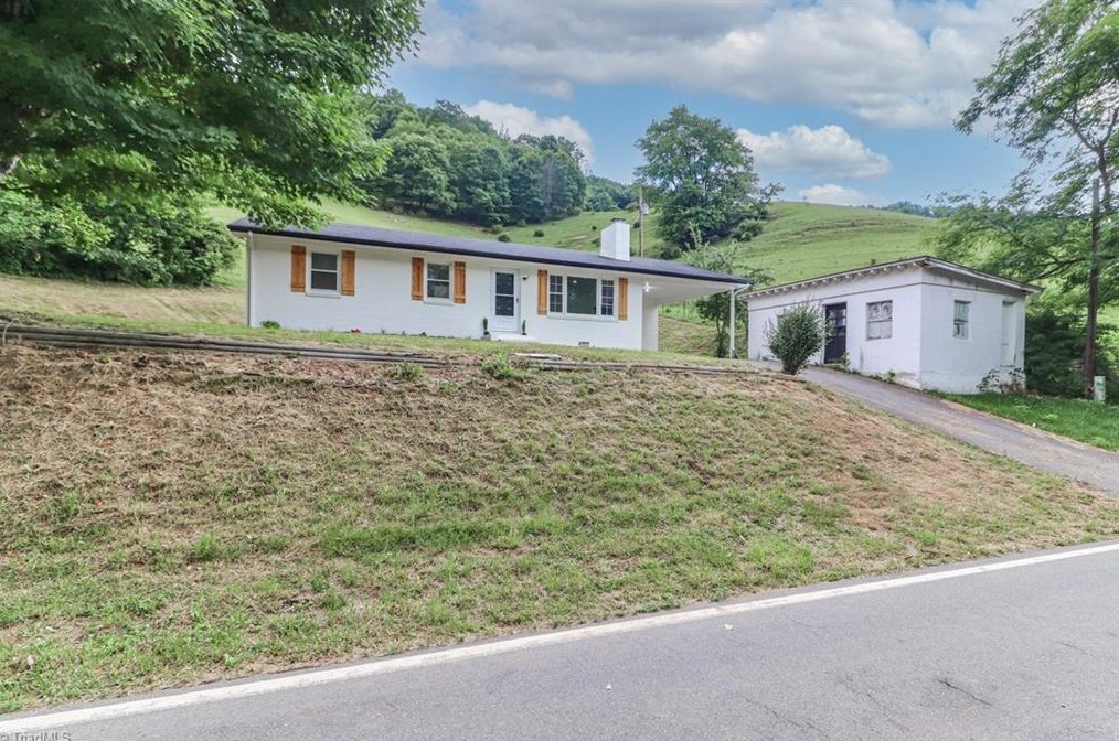17396 N Nc Hwy 194, Grassy Creek, NC 28631