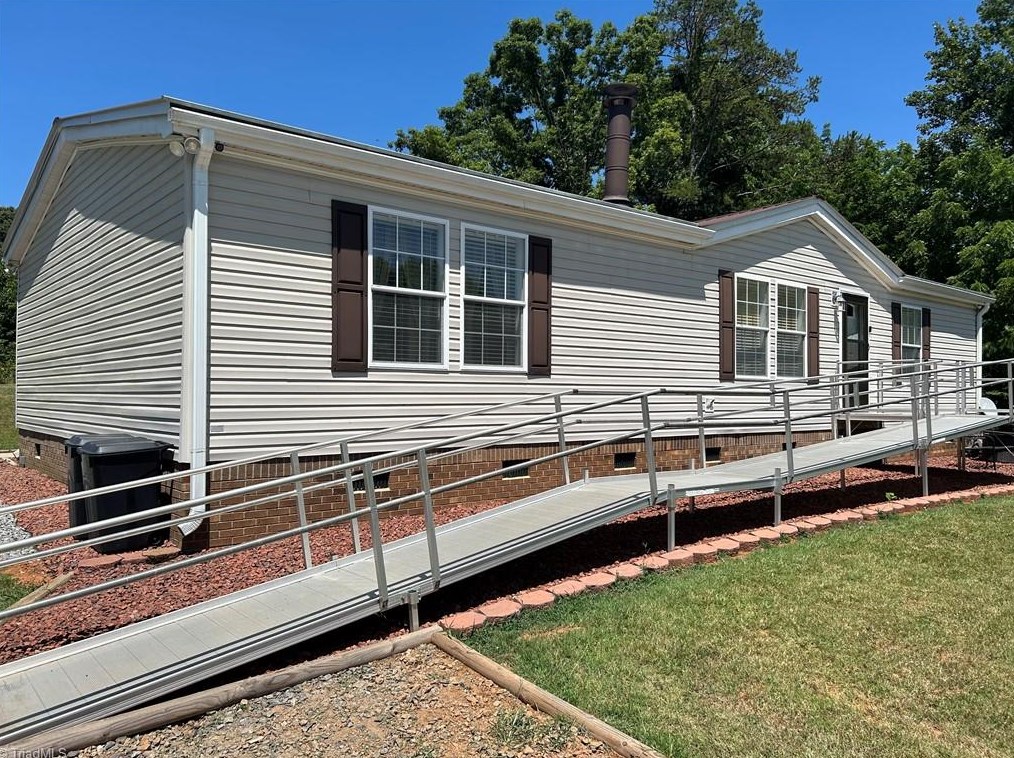 150 Grassy Knoll Ln, Mount Airy, NC 27030