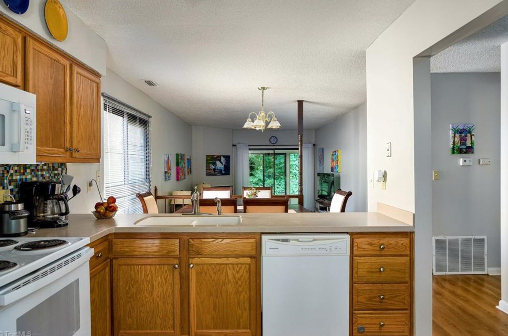 311 Lamplighter Cir, Winston Salem NC  27106-3420 exterior