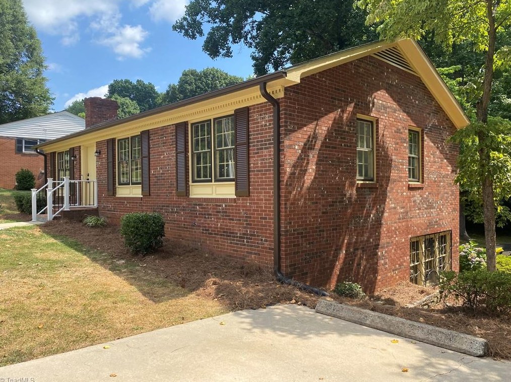 1 Hillside Dr, Lexington, NC 27295