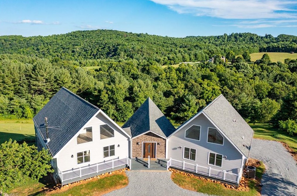 326 Cedarbrook Ln, Edwards Crossroads, NC 28675