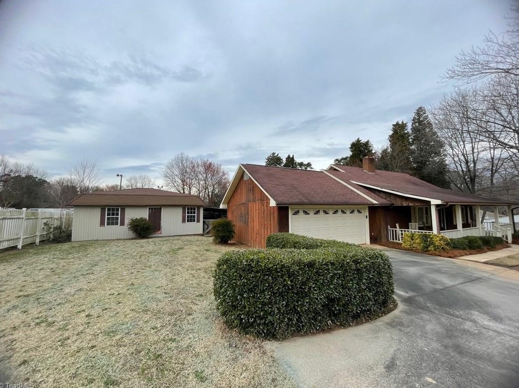 1240 Fairview Dr, Lexington, NC 27292