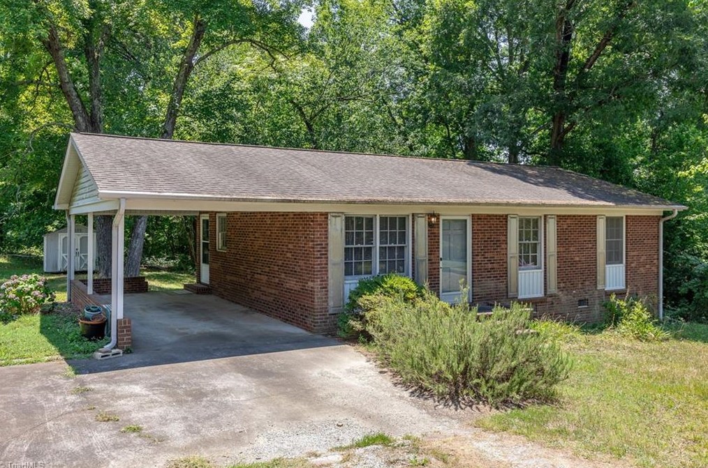 342 Greentree Dr, Lexington, NC 27295