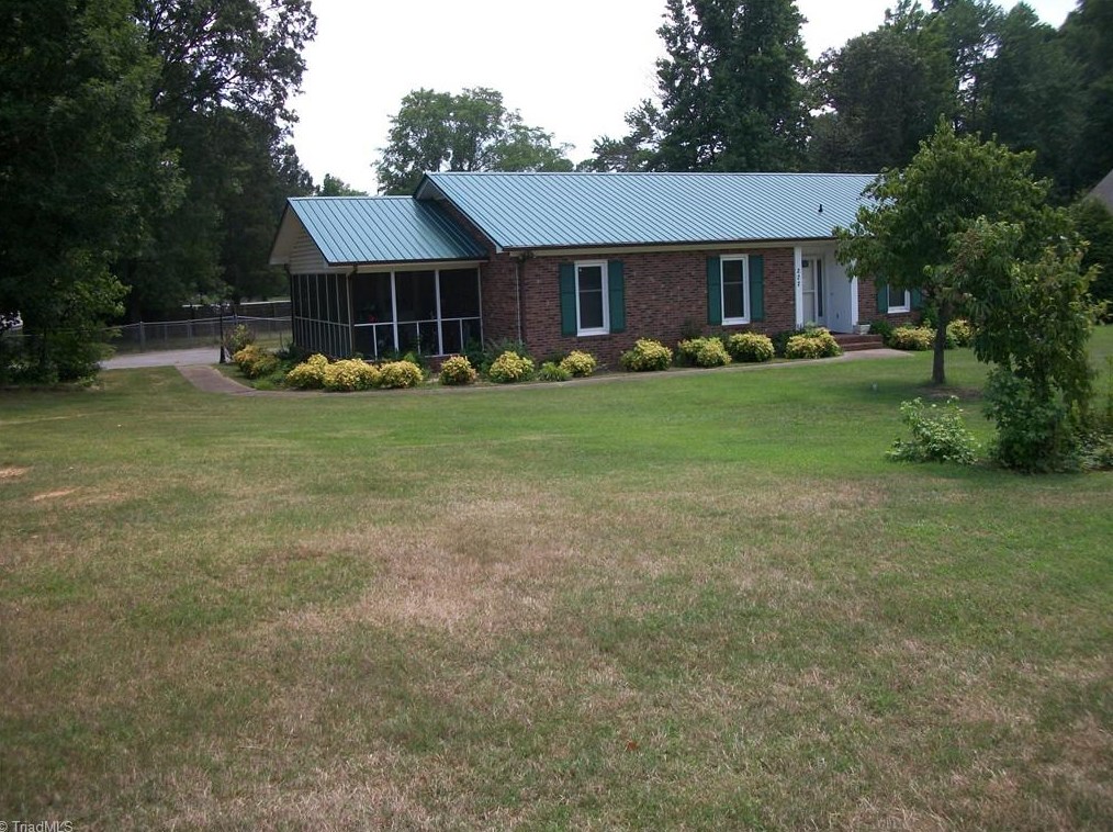 222 Devonway St, Eden, NC 27288