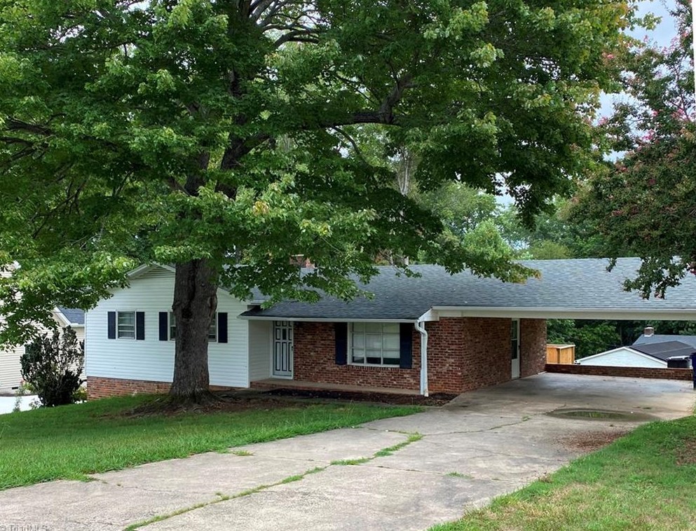125 Old Wood Ln, Kernersville, NC 27284