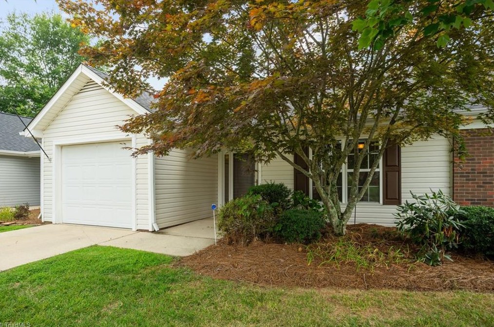 3588 Oak Chase Dr, High Point, NC 27265