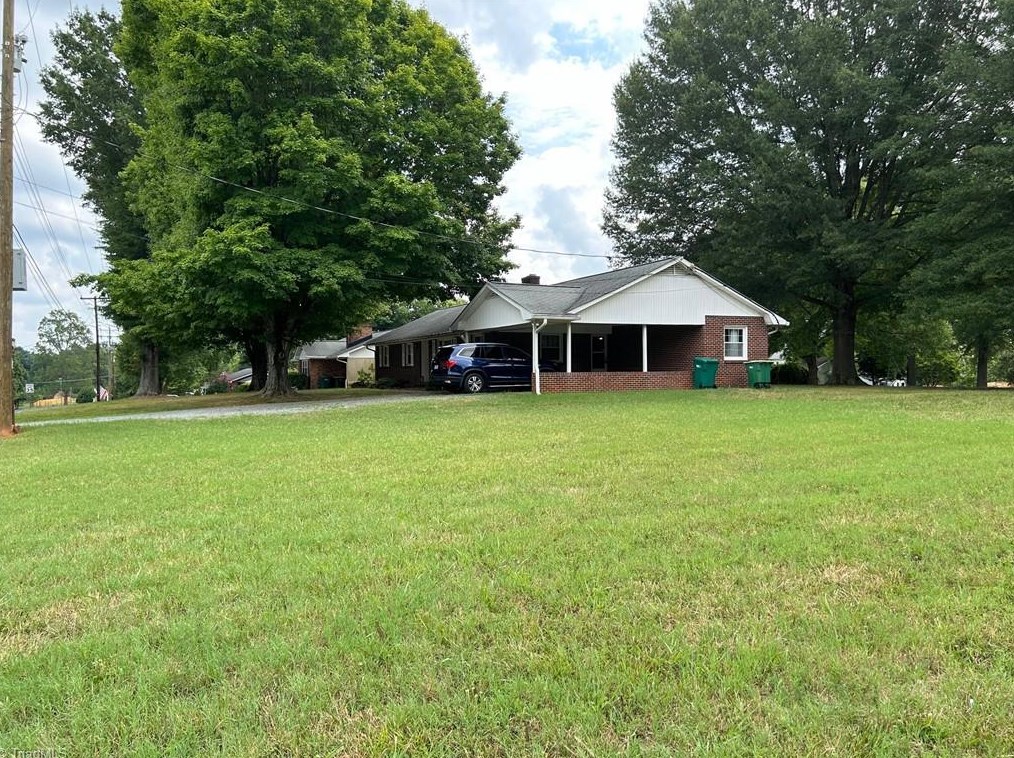 953 S Peace Haven Rd, Winston Salem, NC 27103