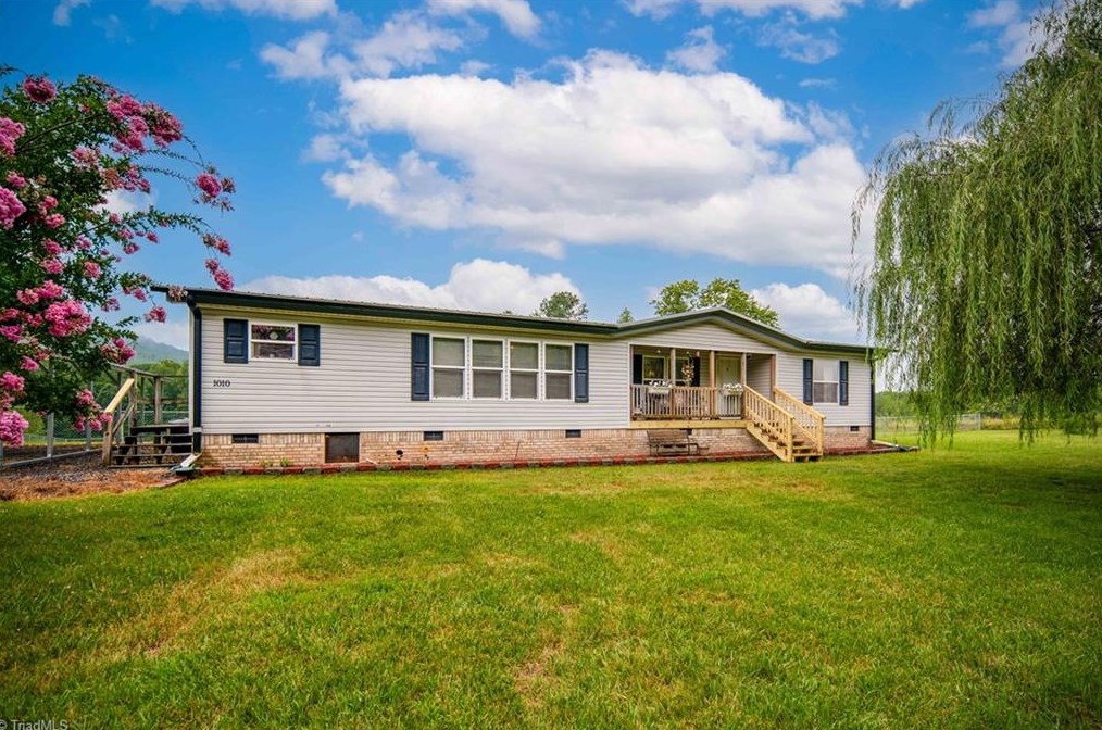 1010 Mabel Ln, Pinnacle, NC 27043
